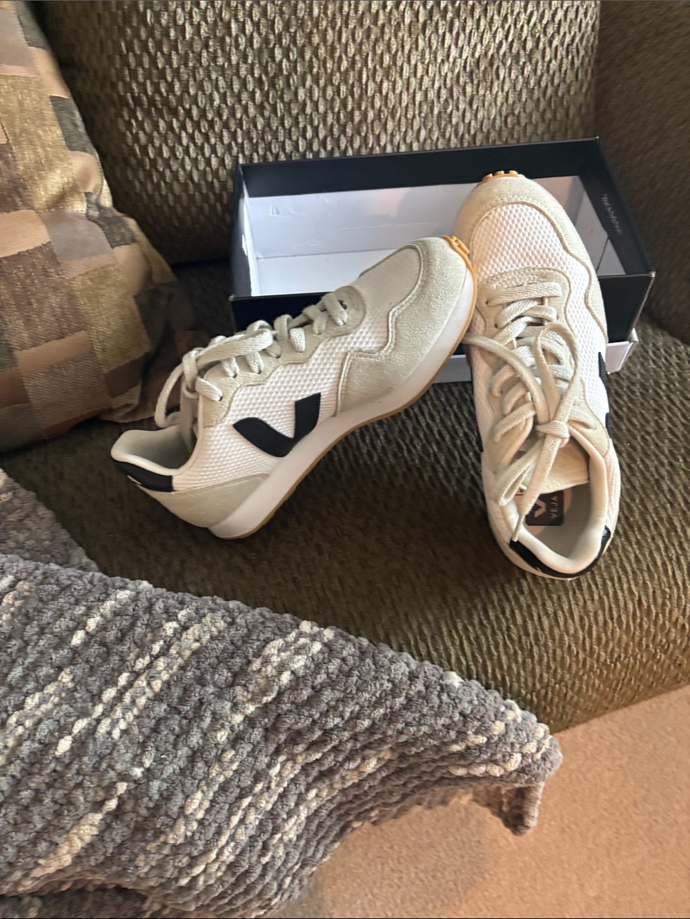 Veja Women's Cream and Black Retro Runner Sneakers
